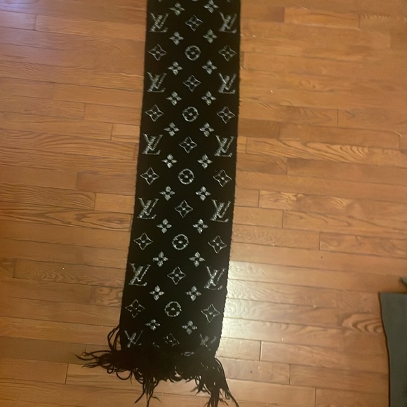 Louis Vuitton Logomania Shine Wool Scarf - Picture 4 of 8